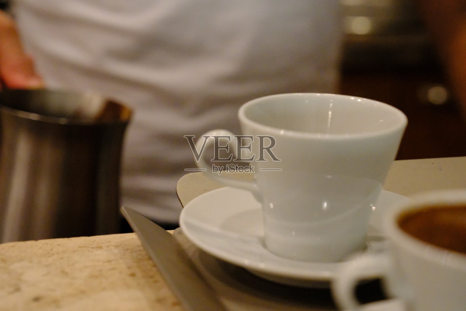 咖啡馆内咖啡师制作土耳其咖啡的特写镜头照片摄影图片