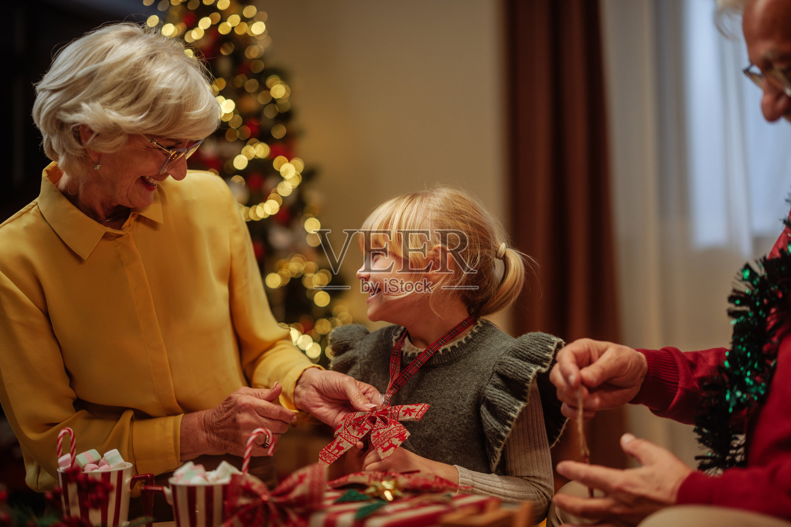 家庭为圣诞节装饰礼物照片摄影图片