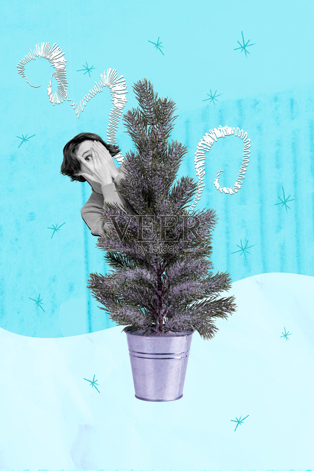 黑白效果的女孩躲在新年树桶后面，垂直拼贴图，背景为蓝色纸张。照片摄影图片