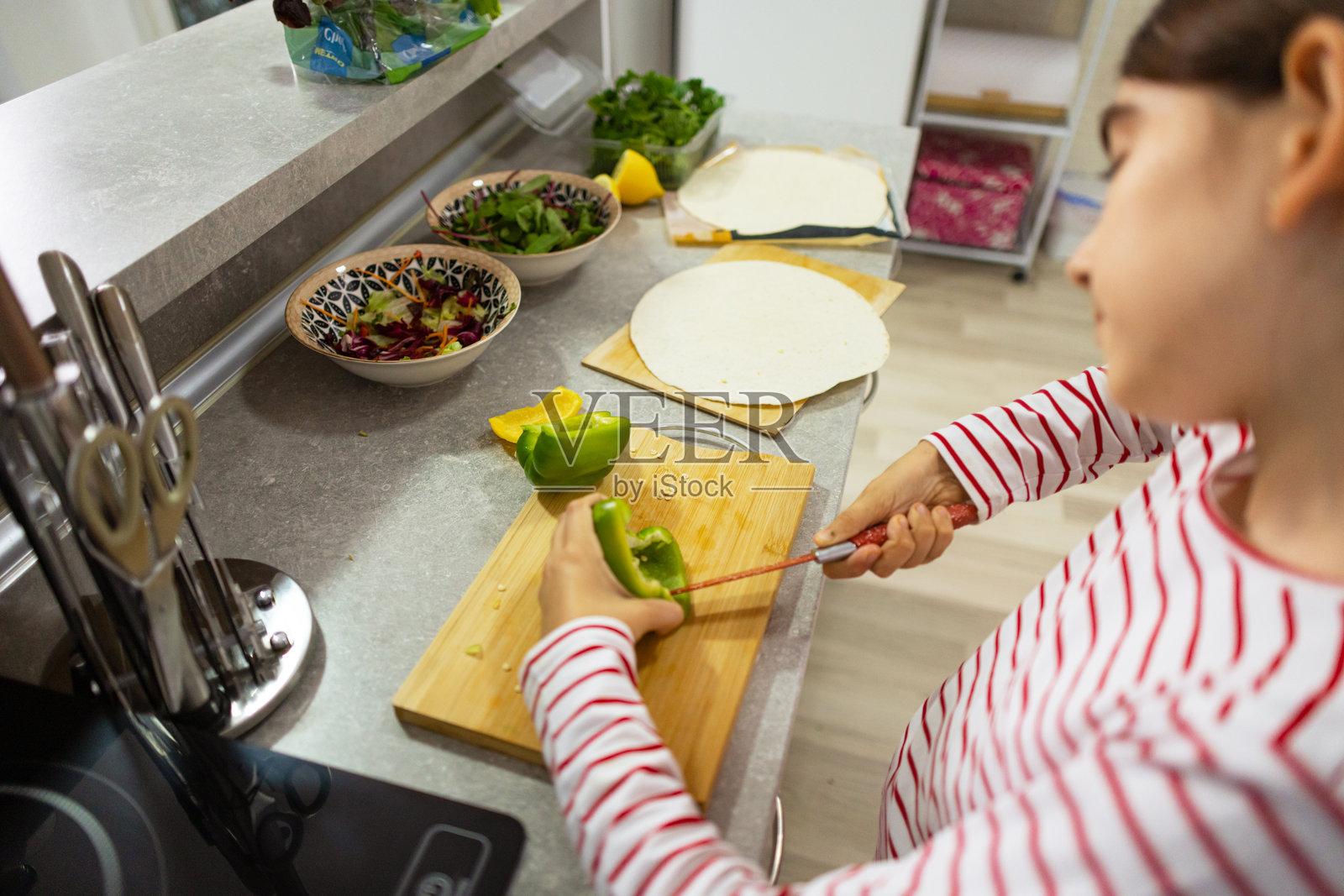切碎绿色甜椒用于素食玉米饼照片摄影图片