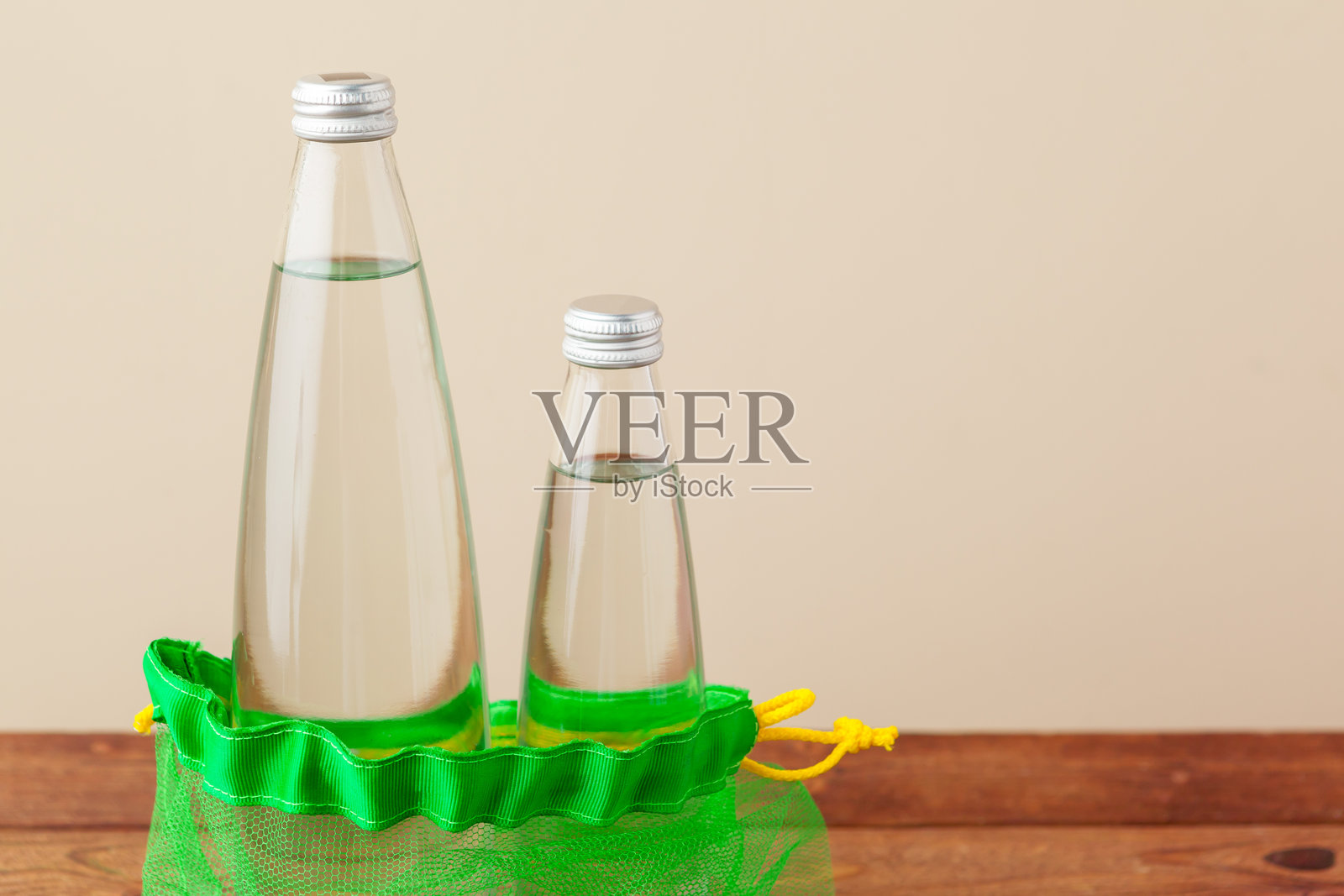 可重复使用的玻璃水瓶与网袋。可持续生活方式。零废弃概念。无塑料。照片摄影图片