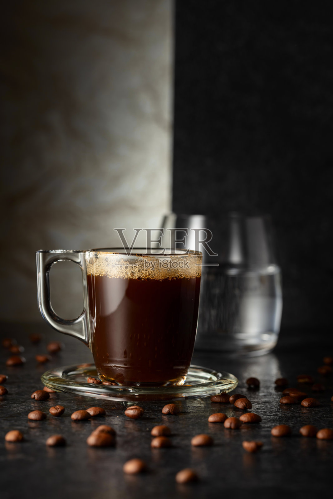 浓缩咖啡、一杯冷水和烘焙咖啡豆。照片摄影图片