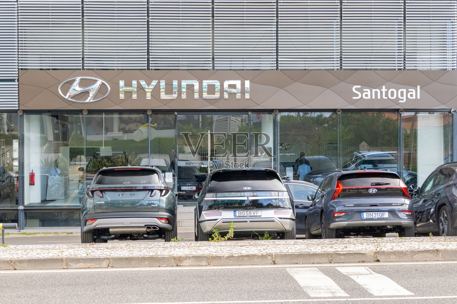 现代现代汽车经销商外观：展示一系列流线型汽车的现代现代汽车经销商店面照片摄影图片