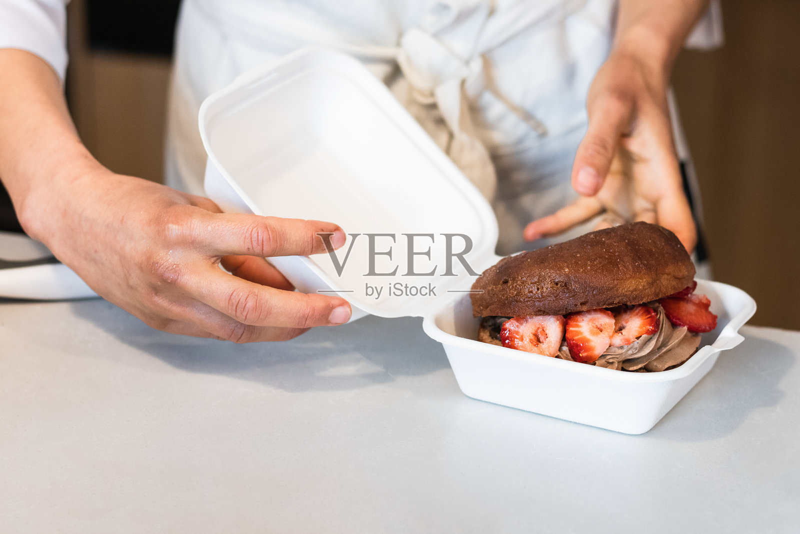 容器中的海绵蛋糕切块照片摄影图片