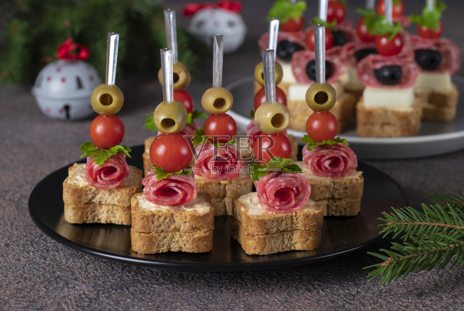 樱桃番茄、香肠、奶酪和橄榄的开胃小点心照片摄影图片