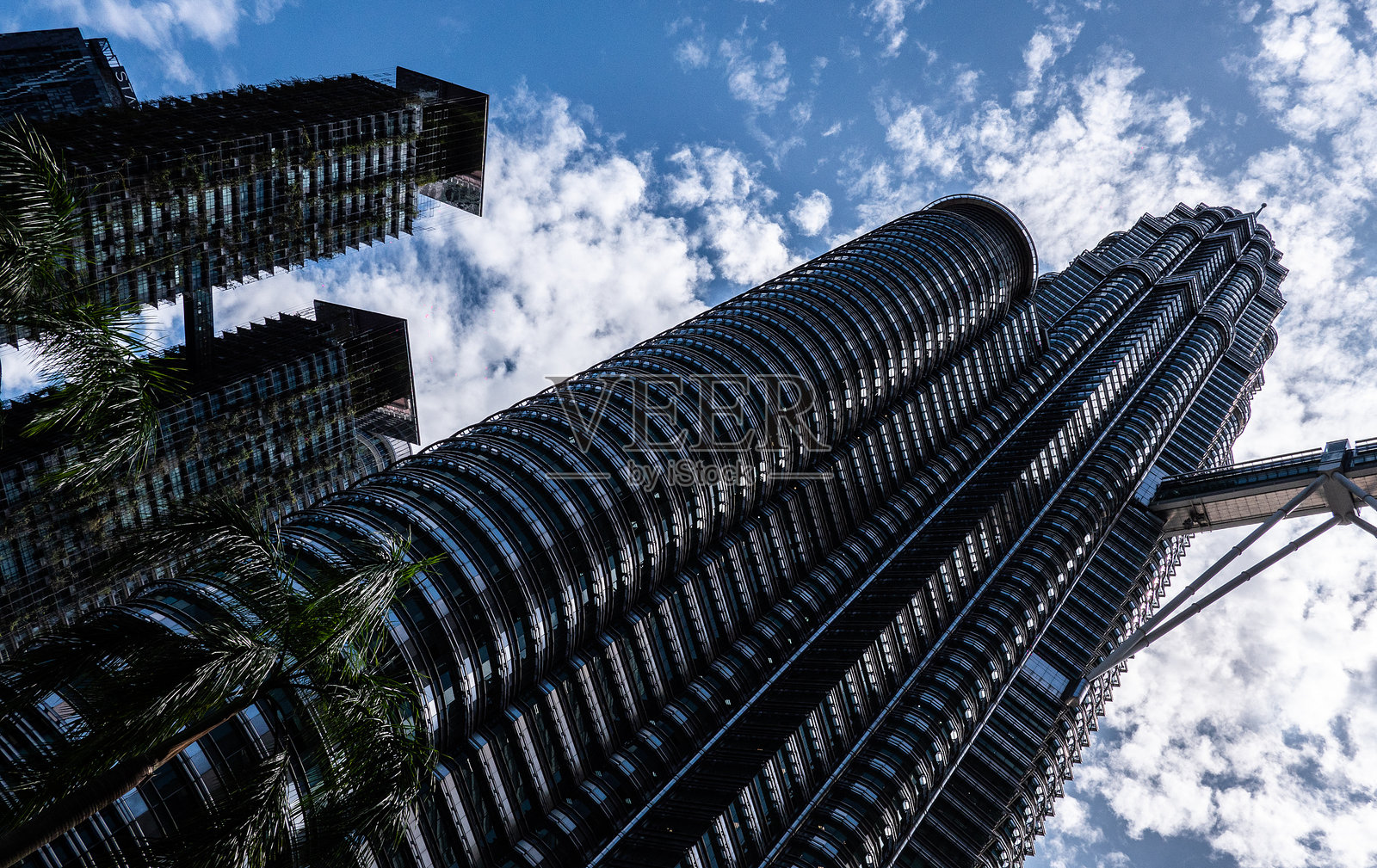 吉隆坡的城市建筑景观，高耸的玻璃摩天大楼照片摄影图片