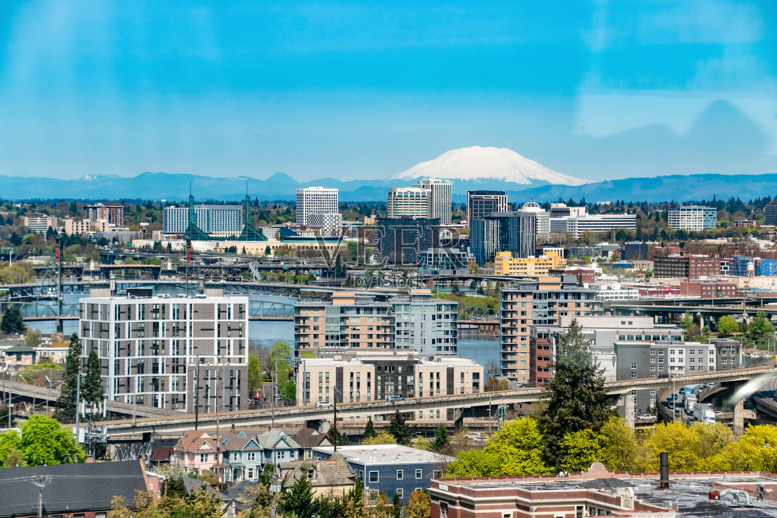 圣海伦斯山与俄勒冈州波特兰市天际线照片摄影图片