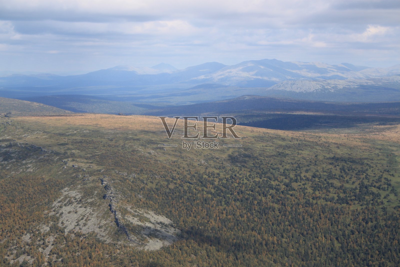 远处可见一座山脉，蓝天在上方。照片摄影图片