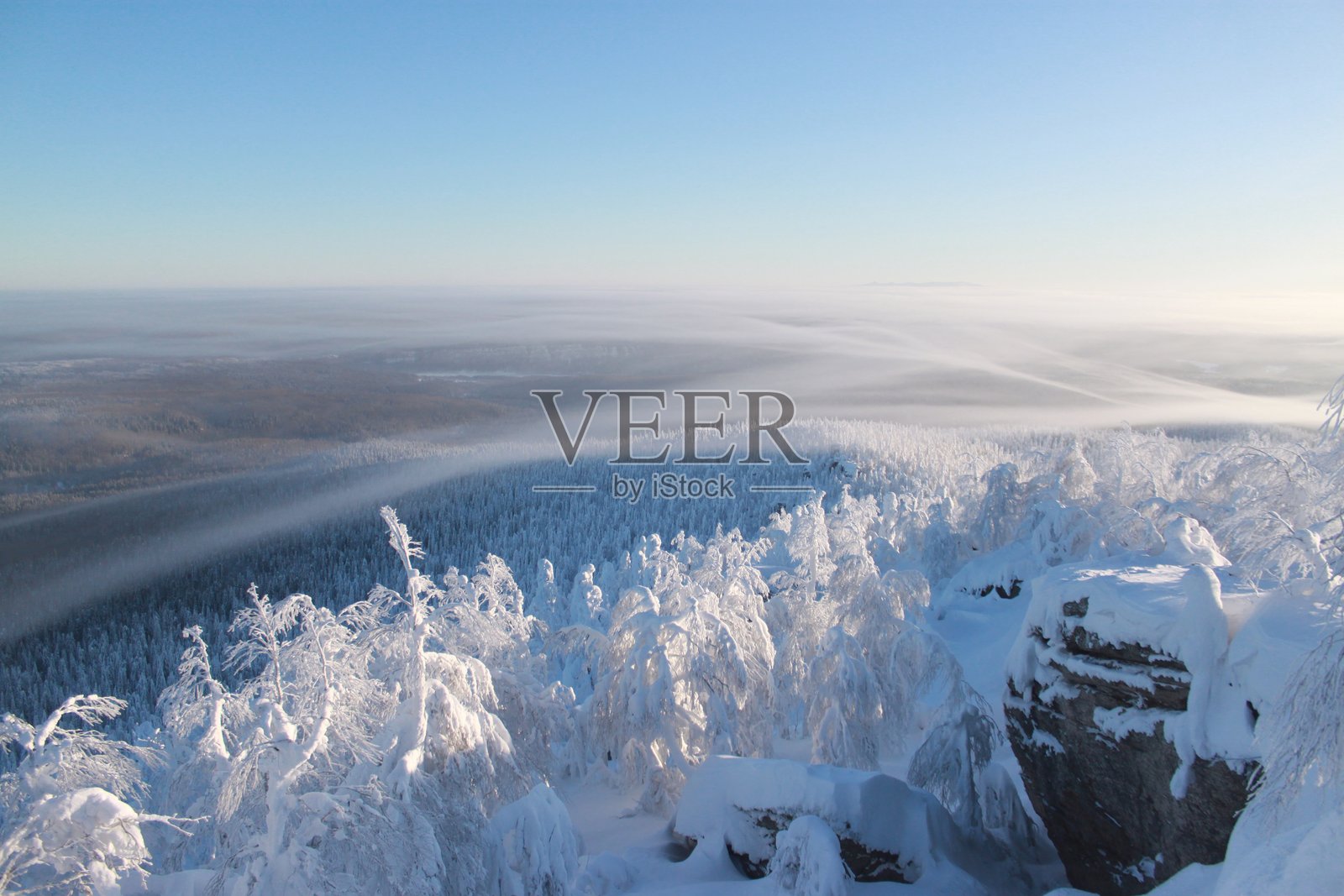 雪山顶上，蓝天晴朗照片摄影图片
