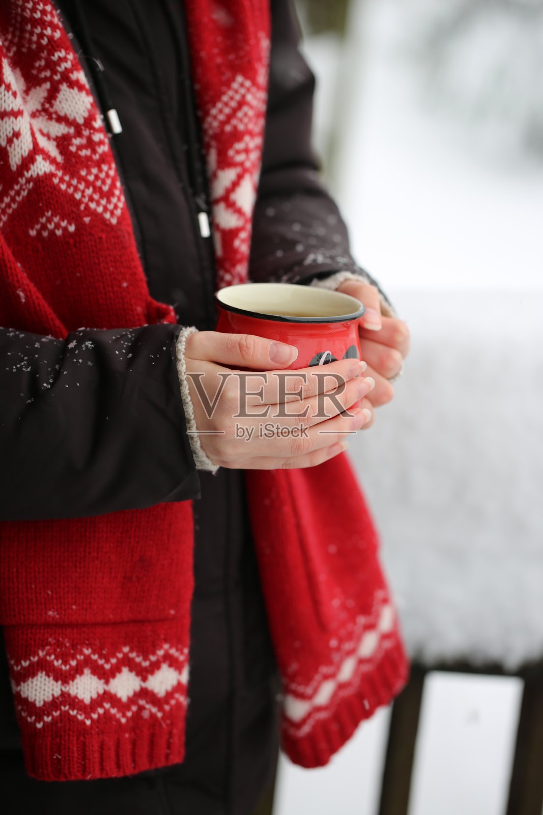 什么能在冰天雪地里取暖?一杯香茶。照片摄影图片
