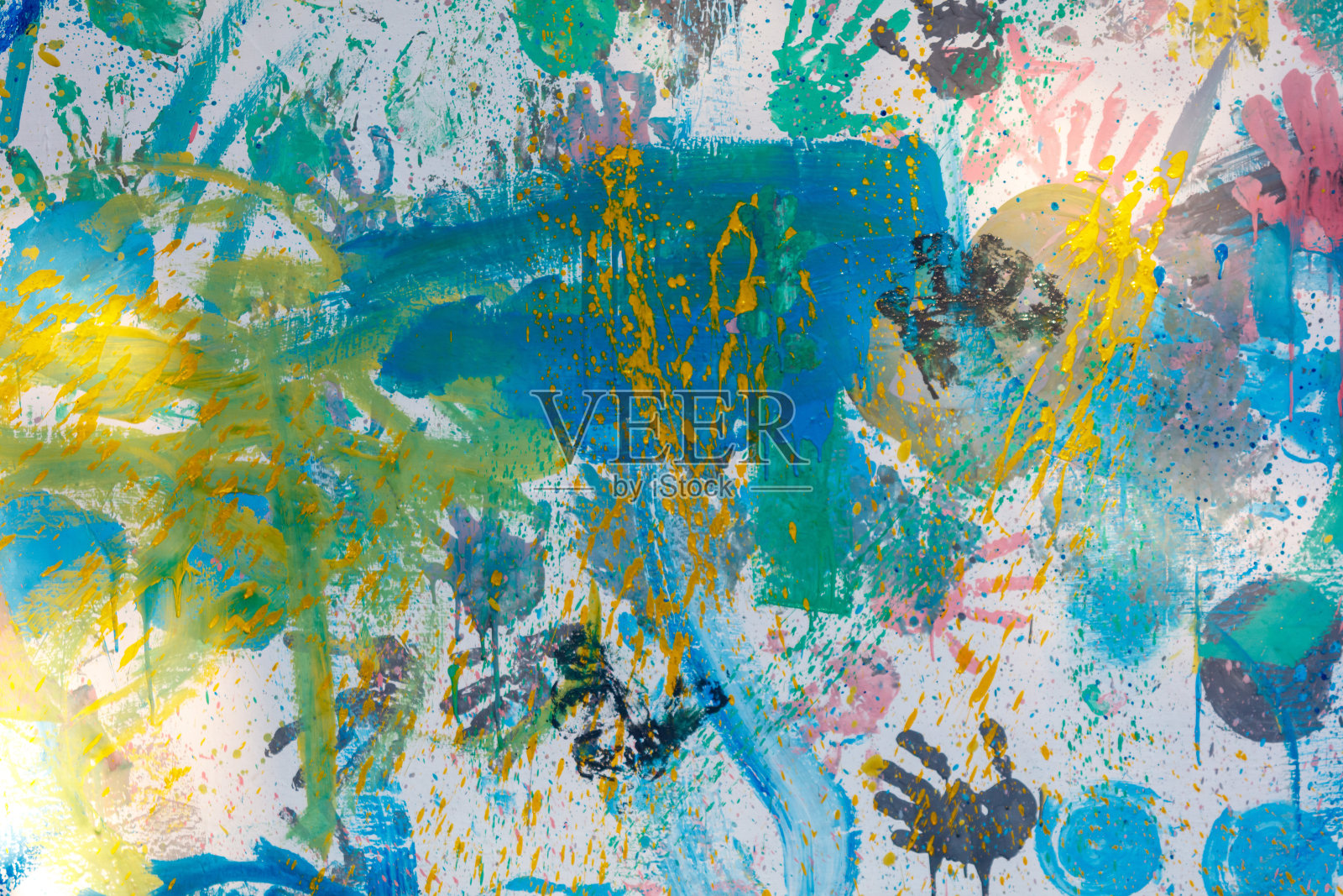 一幅色彩斑斓的画作，描绘了许多不同颜色的手。照片摄影图片