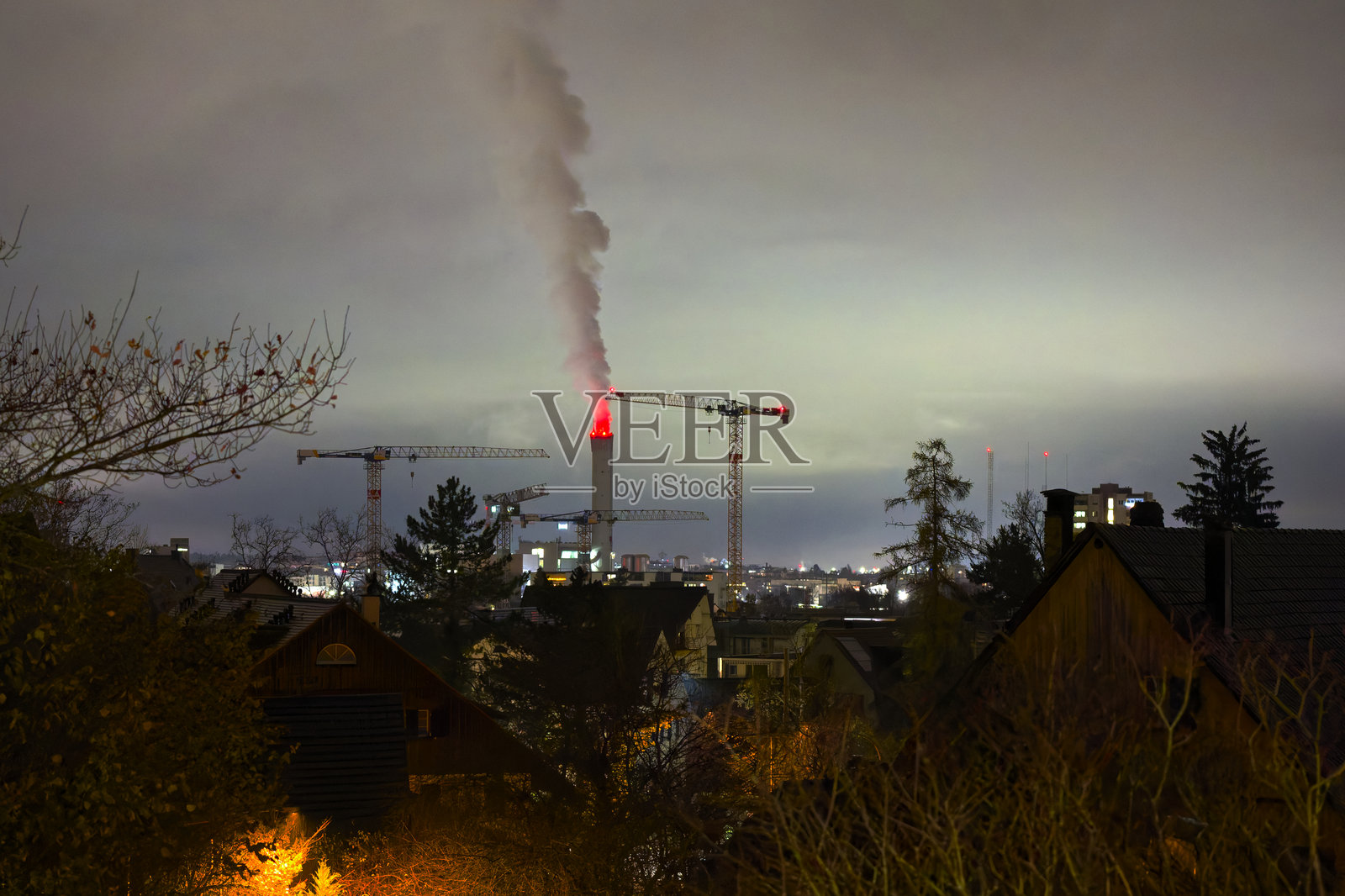 瑞士城市苏黎世的天际线美景，混凝土塔楼和烟雾笼罩在阴暗的秋晨。照片摄影图片