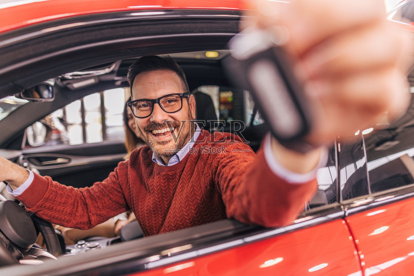 一位快乐的男人手握新车钥匙的特写肖像照片摄影图片