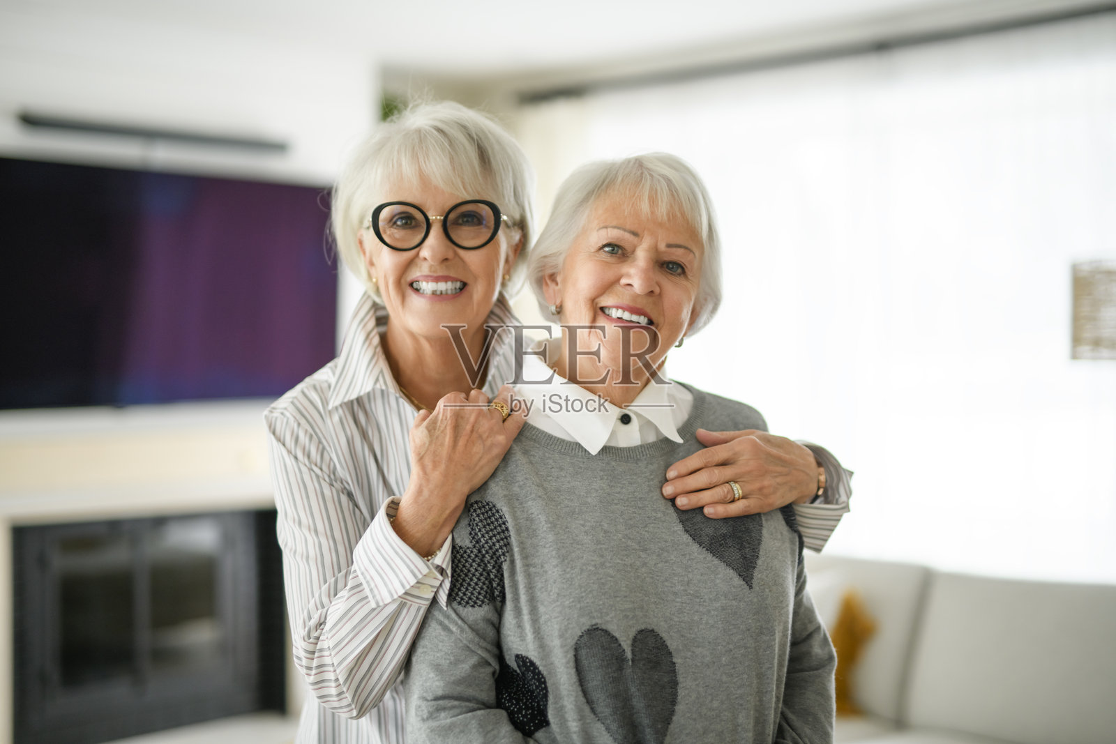 两位老年女性在家中的客厅合影照片摄影图片