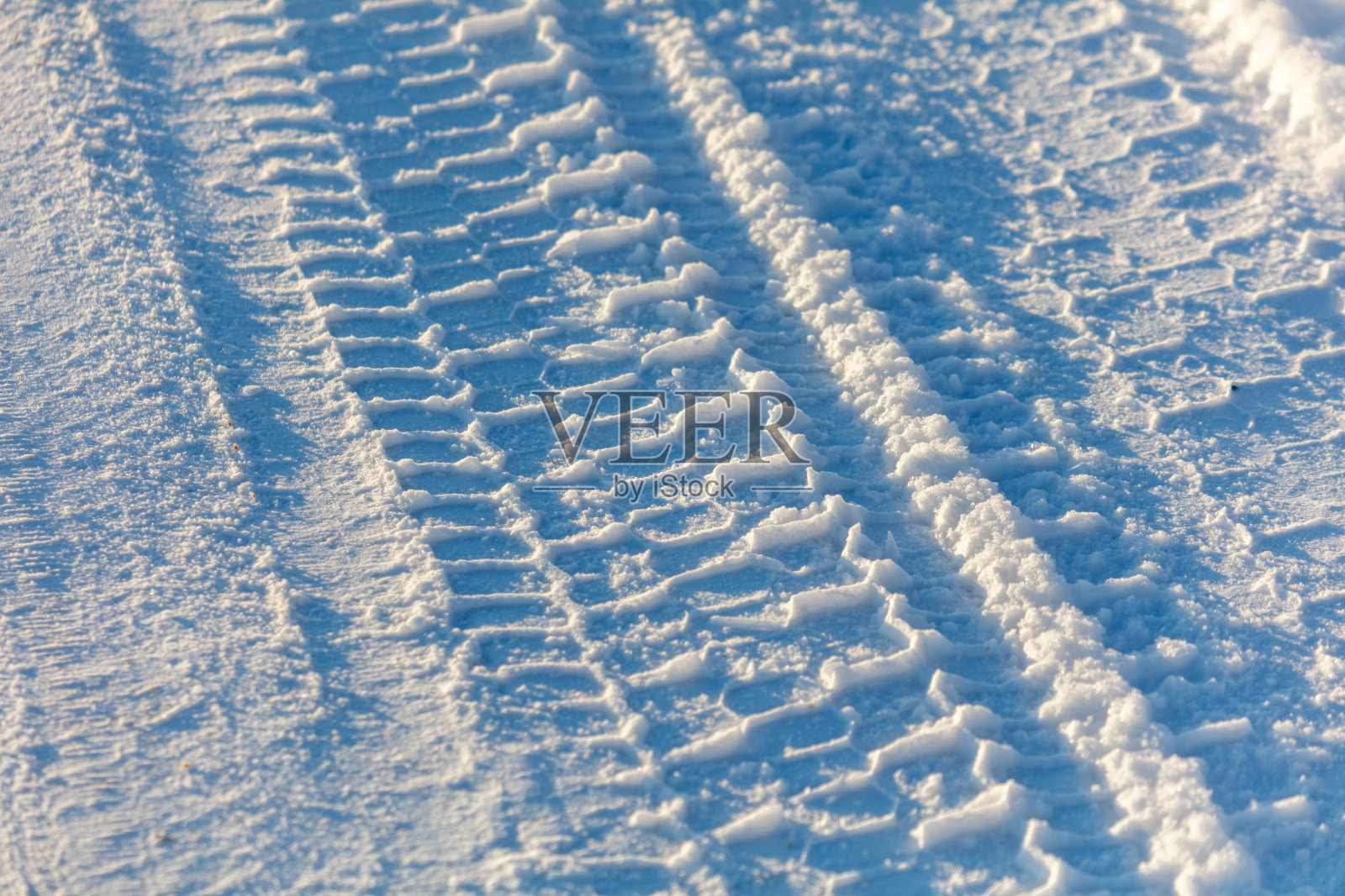 雪地上的轮胎痕迹深而宽照片摄影图片