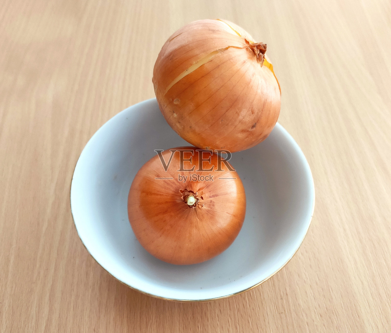 新鲜蔬菜在桌子上照片摄影图片