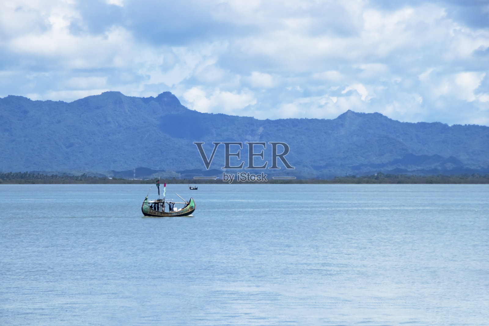 一艘船正在泰克纳夫的河上穿行。照片摄影图片