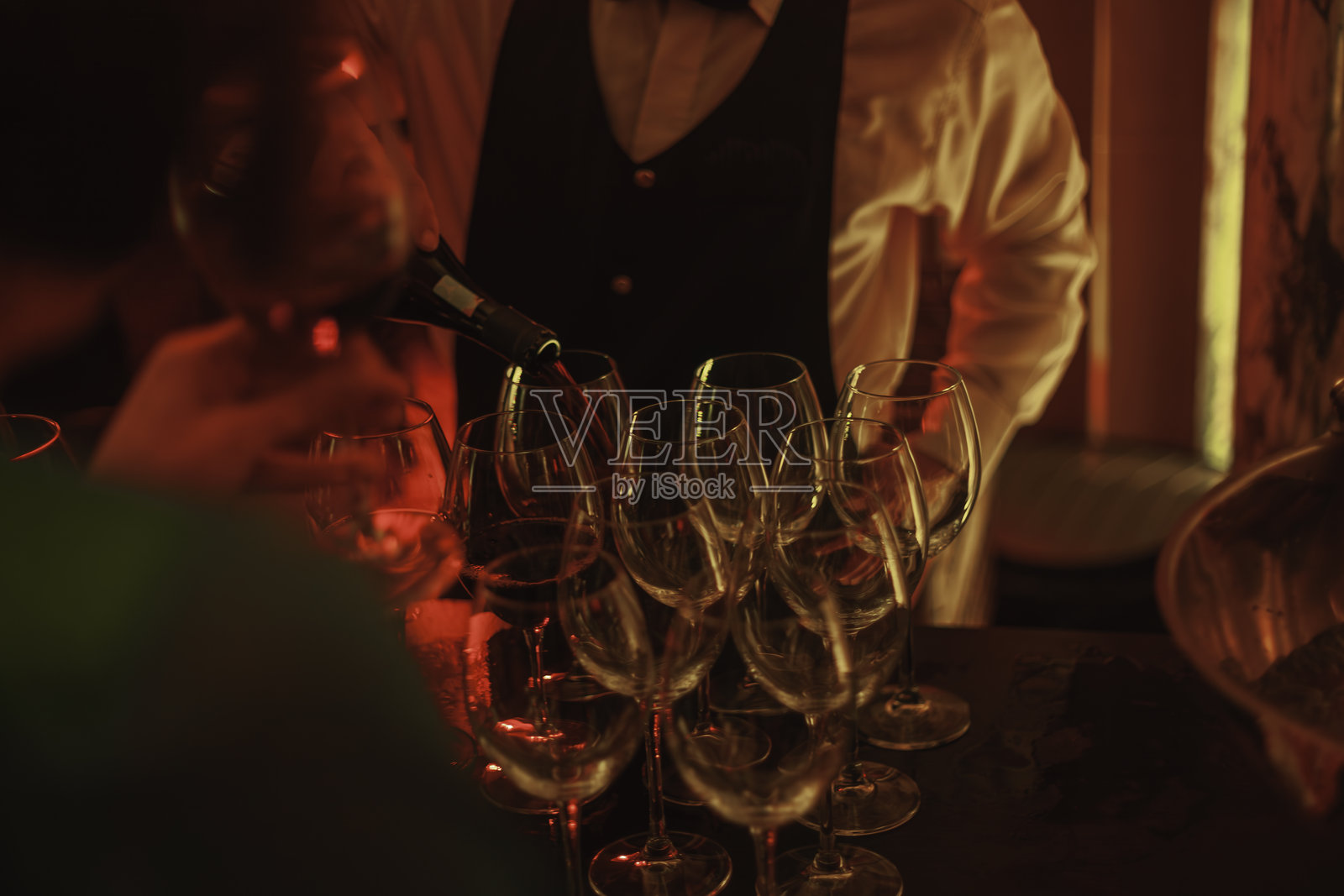 侍酒师为浪漫的情人节聚会倒酒照片摄影图片