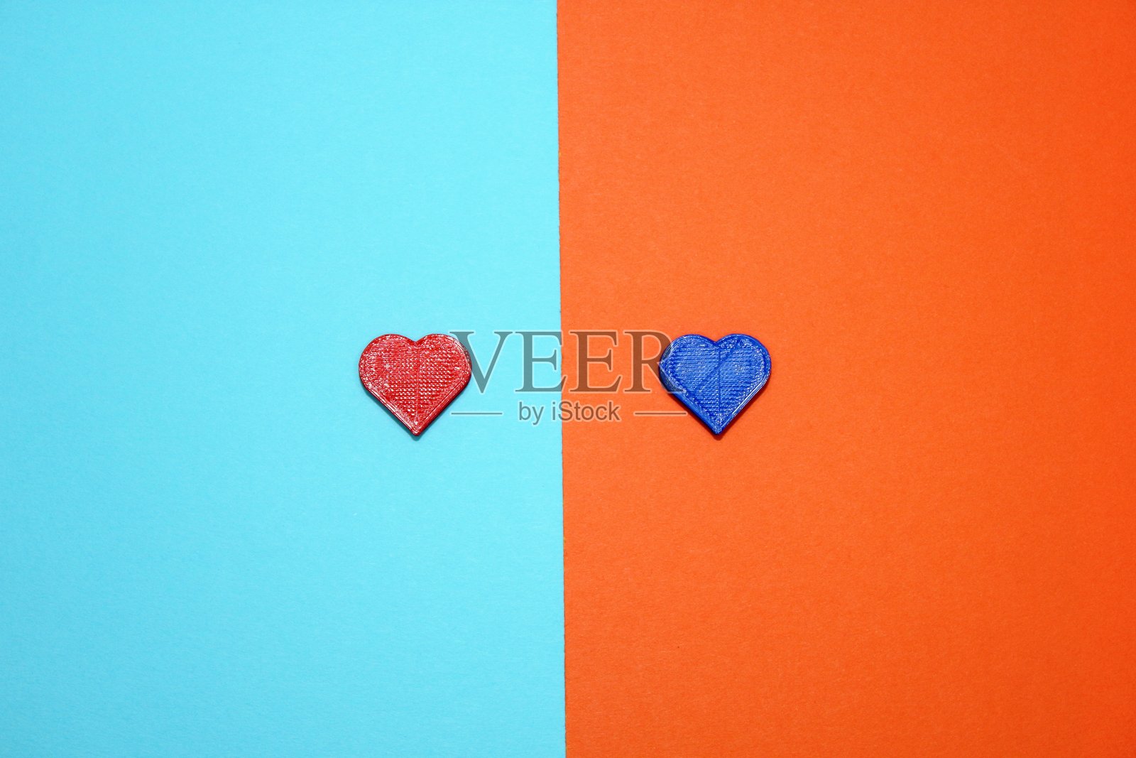 由双色心形讲述的爱情故事照片摄影图片