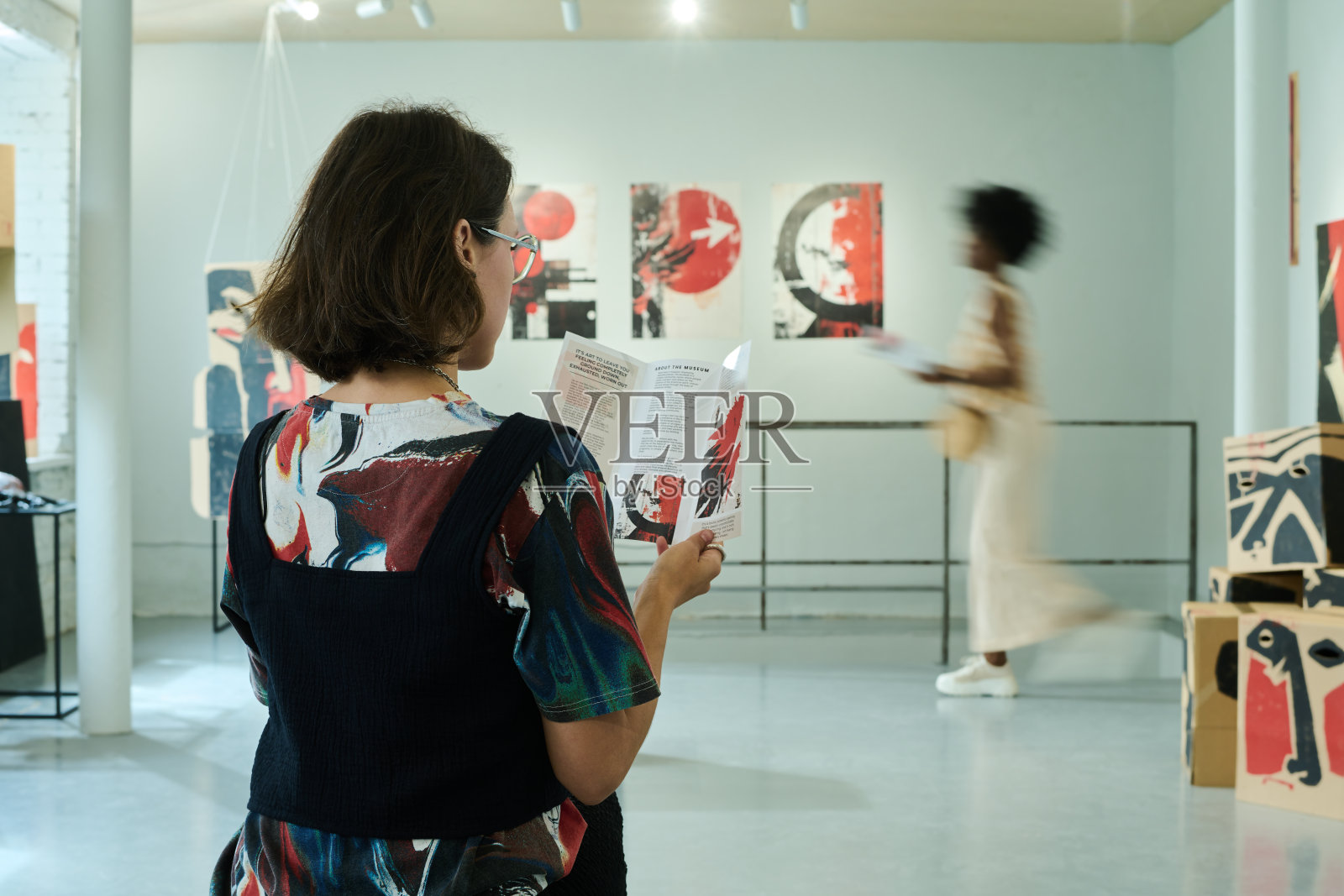 女性在阅读展览活动信息照片摄影图片