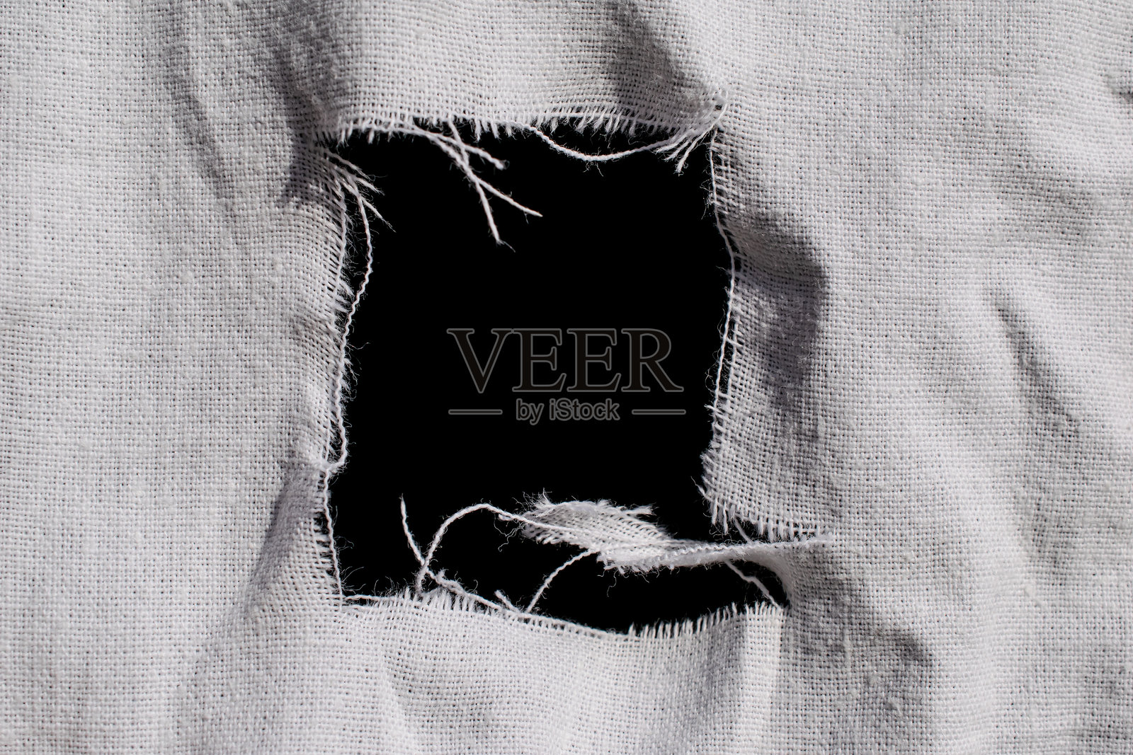 黑色背景上的破旧白色布条照片摄影图片