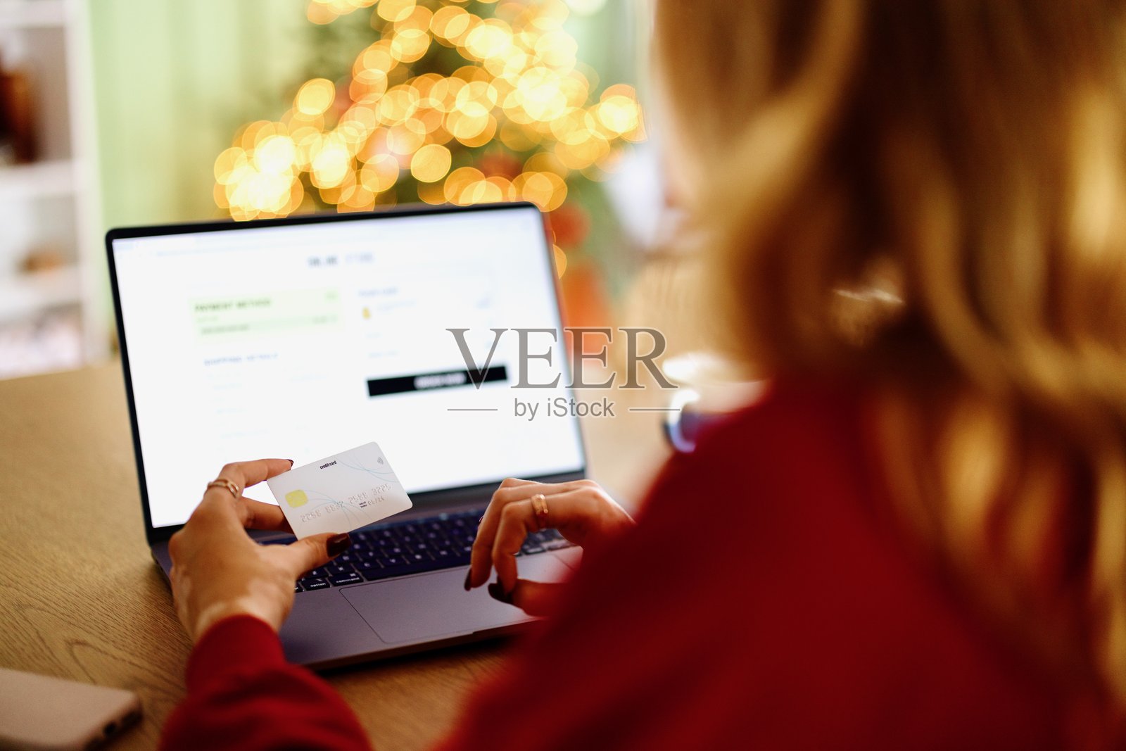 女性在圣诞促销期间用信用卡购买衣服照片摄影图片