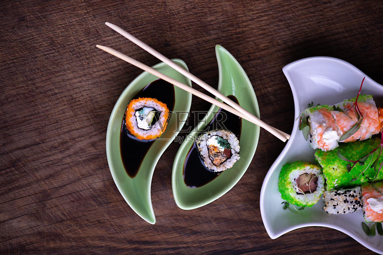 带有三文鱼、贻贝和鱼子酱的寿司卷，背景为古老的木质纹理。日本料理。照片摄影图片