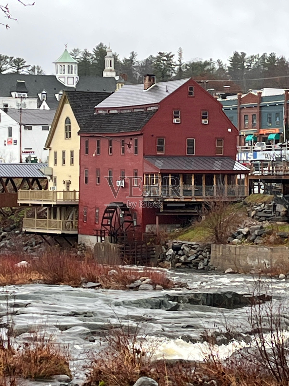老谷仓河景照片摄影图片