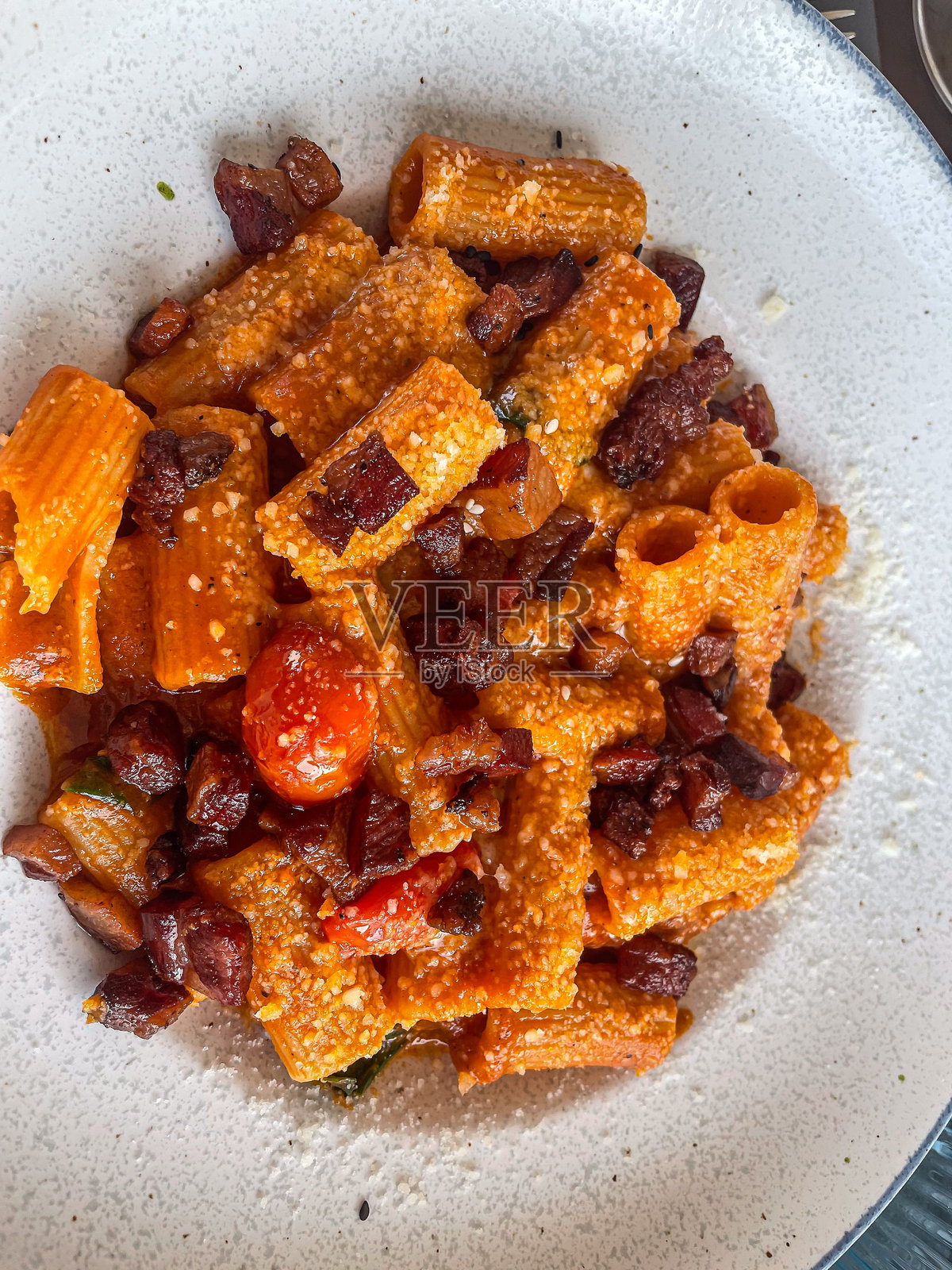 意大利面配番茄和培根的阿拉比亚塔酱照片摄影图片