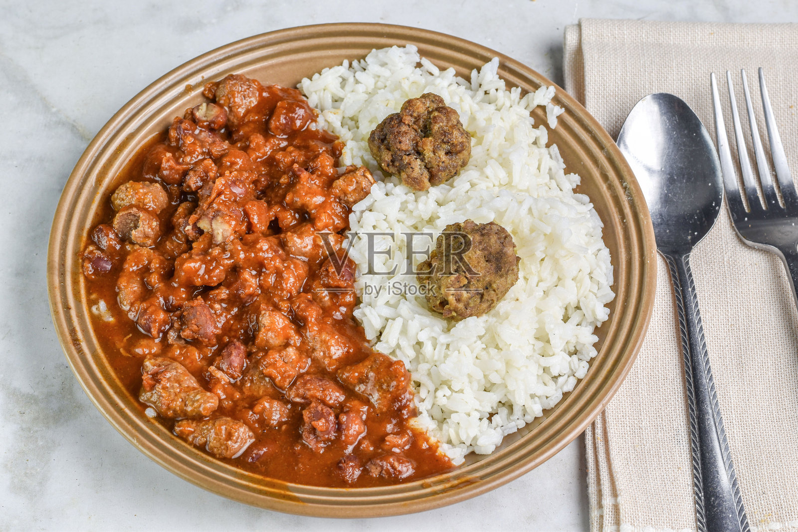 辣椒配米饭和肉丸照片摄影图片