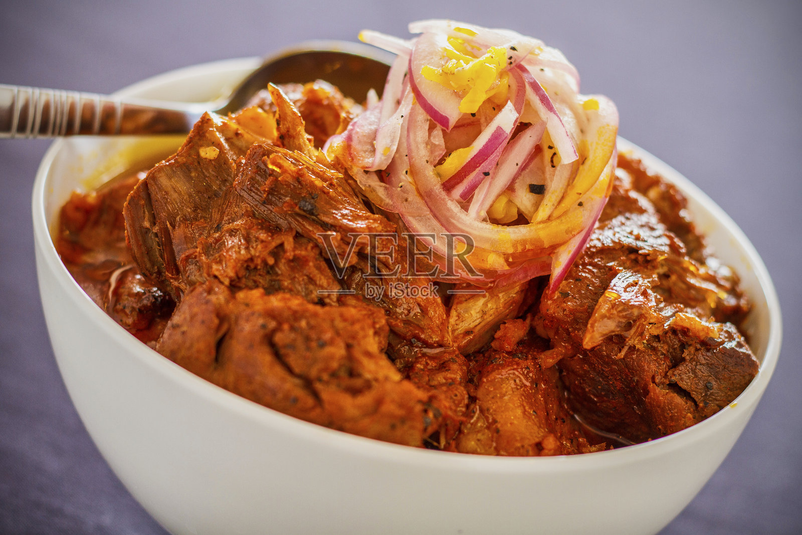 羊肉炖菜配腌制蔬菜照片摄影图片