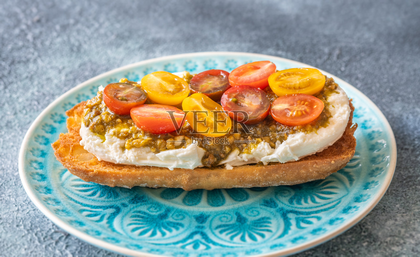 布拉塔奶酪番茄烤面包照片摄影图片