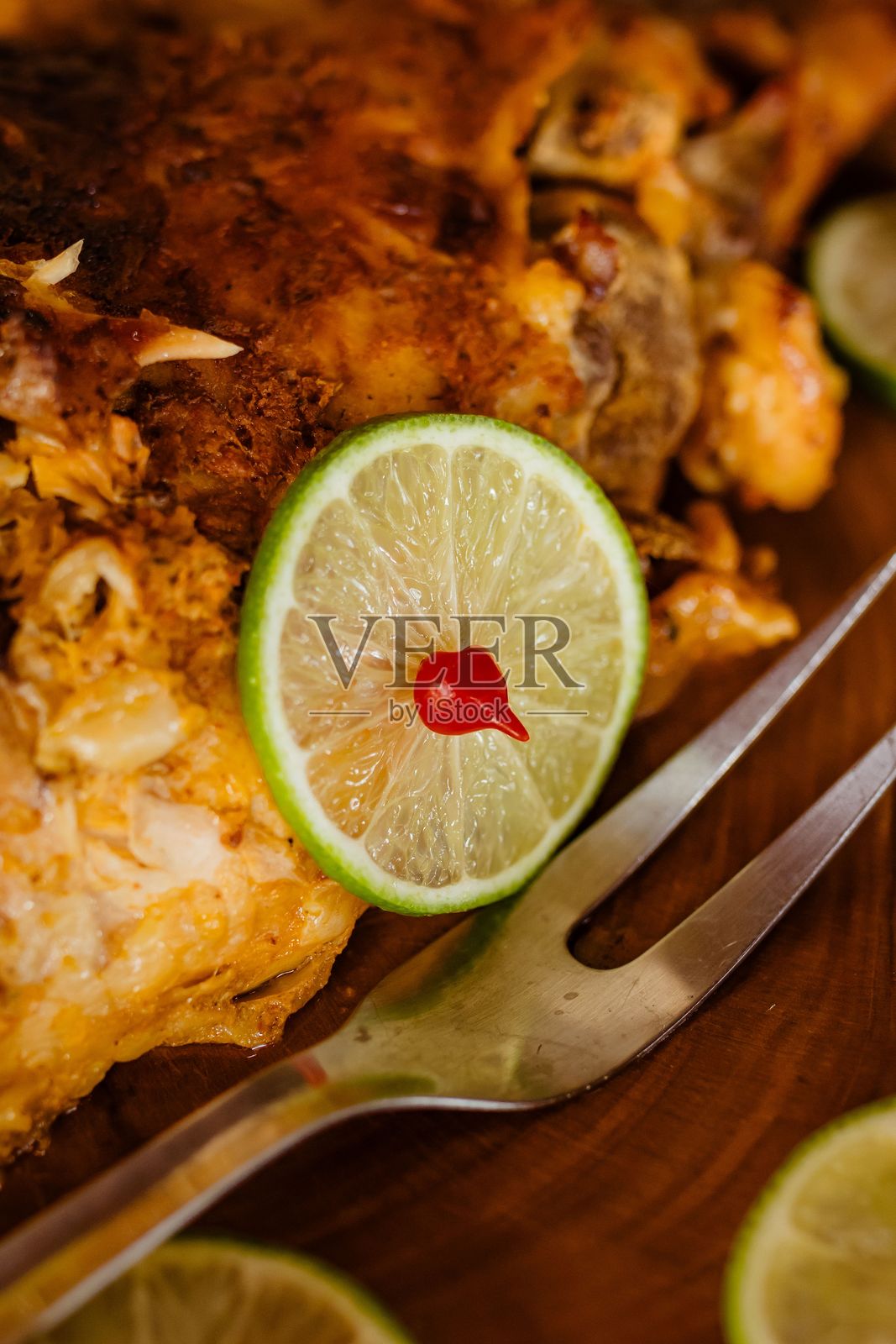 烤鸡配青柠和樱桃装饰照片摄影图片