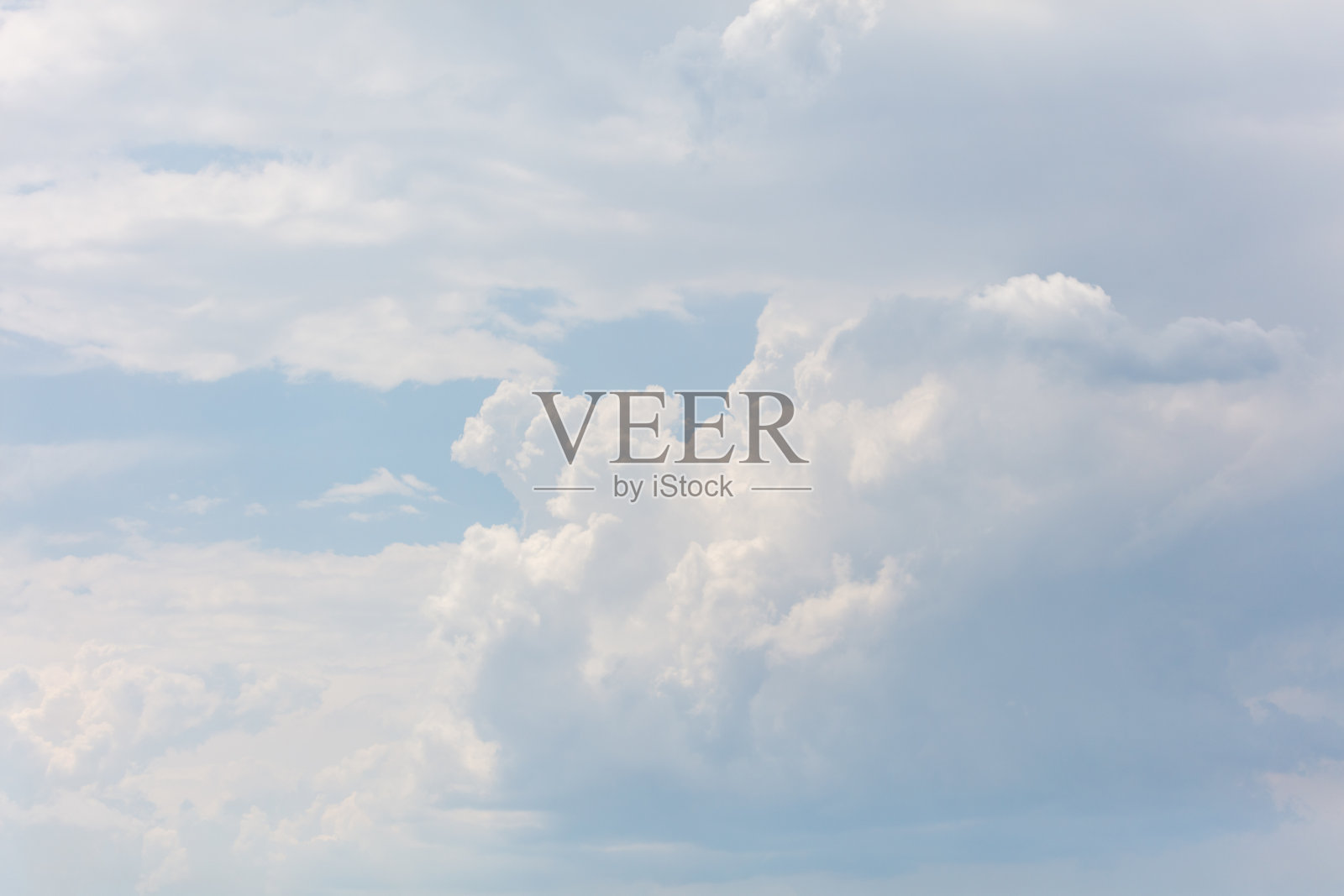 蓝天上的云朵作为背景照片摄影图片