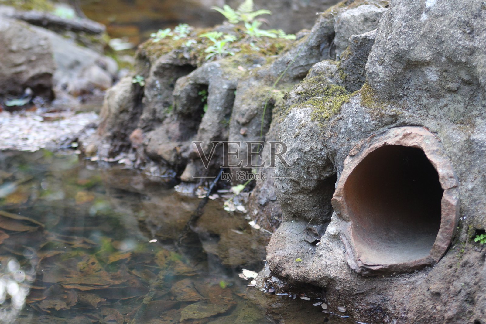 古老的溪流场景 - 带有数百年历史的水管和建筑积木照片摄影图片