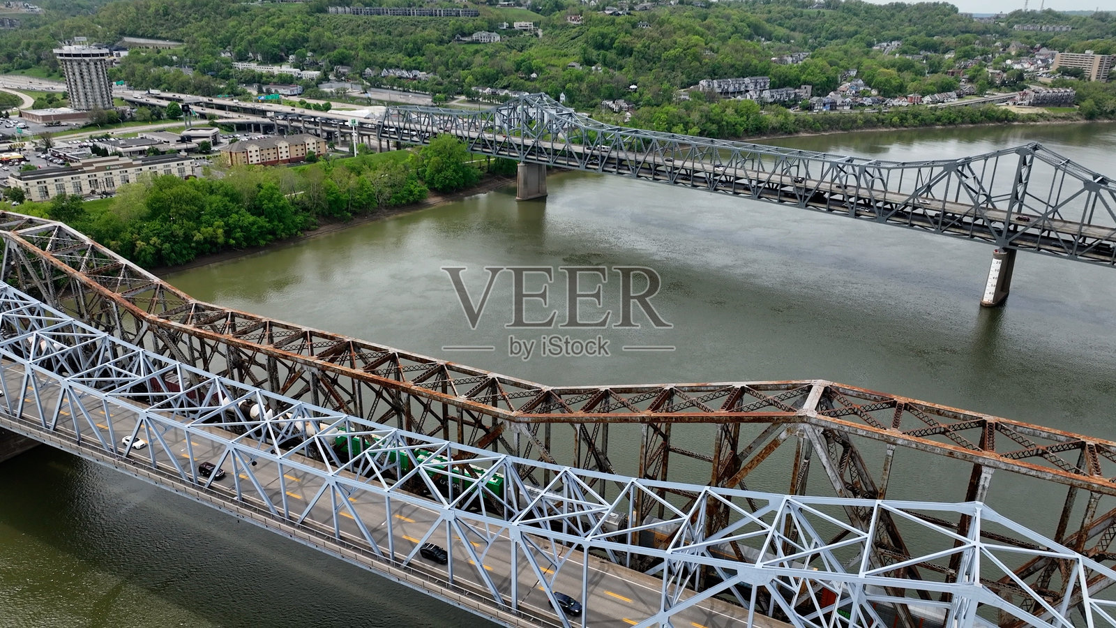 俄亥俄州辛辛那提用于运输的桥梁，车辆在俄亥俄河上行驶照片摄影图片