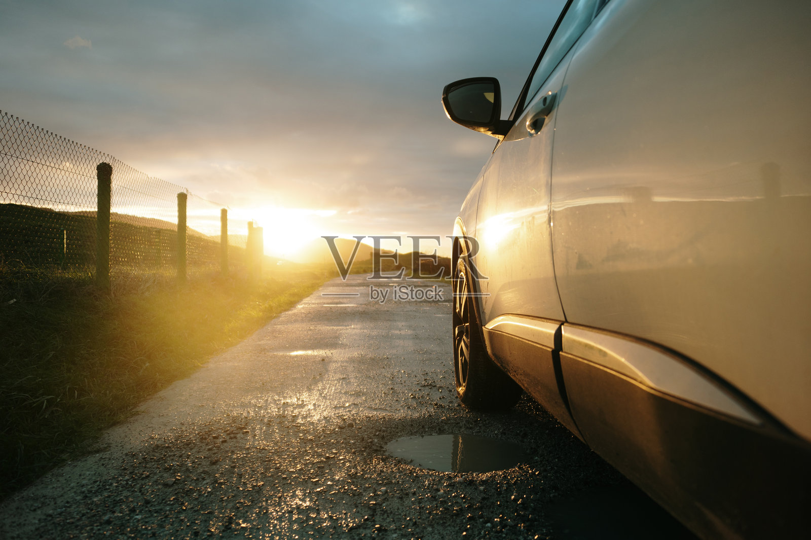 日落时分的公路上的汽车照片摄影图片