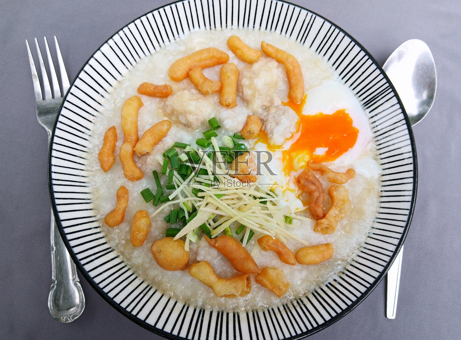 鸡蛋米粥 - 亚洲早餐。照片摄影图片