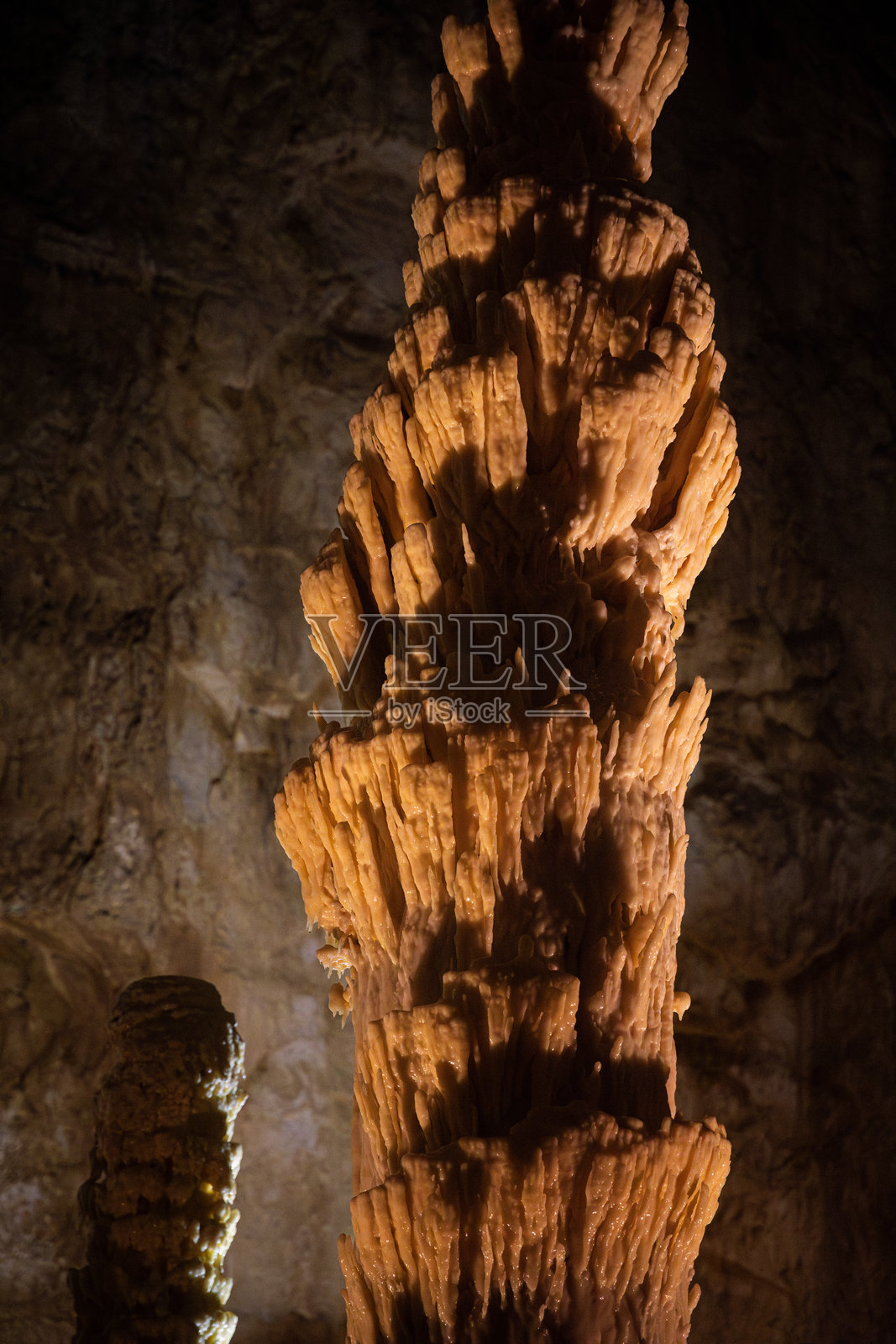 洞穴中钟乳石的特写镜头照片摄影图片
