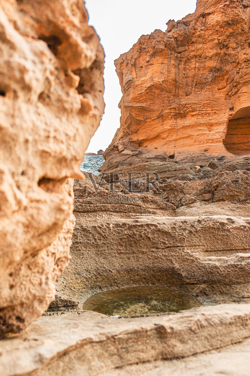 宁静的海岸岩石形成，戏剧性的纹理悬崖俯瞰海洋，展现美丽的自然风光，捕捉自然原始之美和永恒感。照片摄影图片