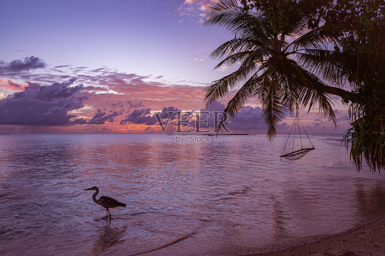 热带天堂海滩，日落时分的戏剧性天空和多彩云彩照片摄影图片