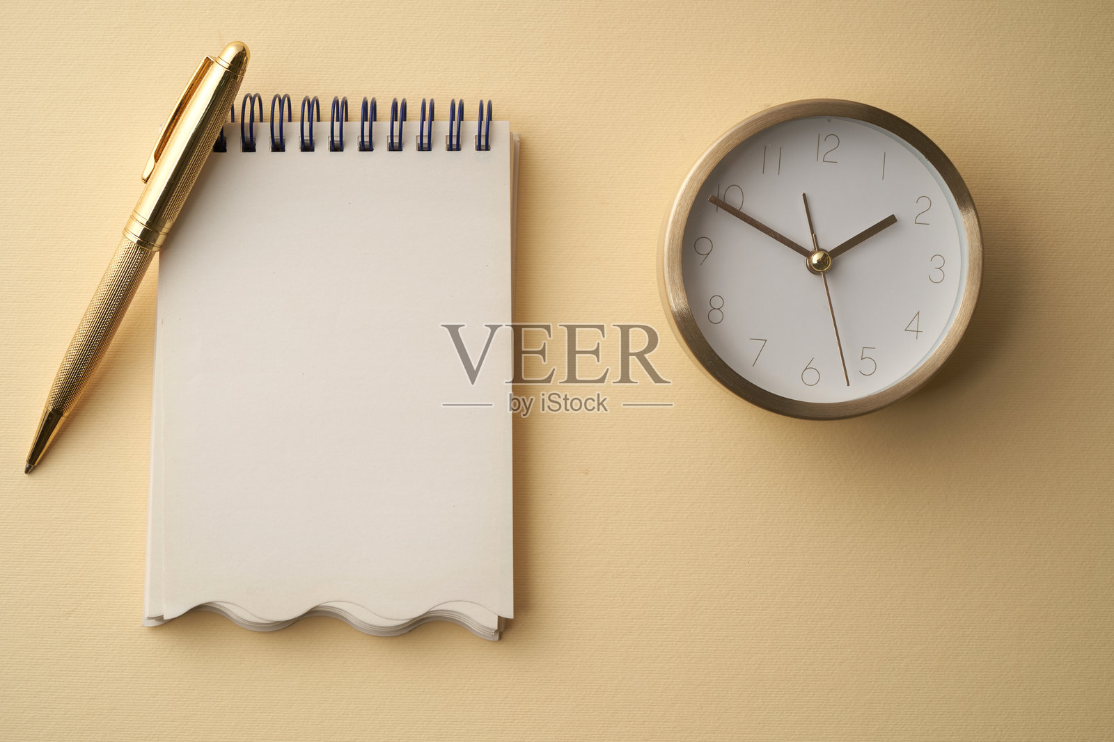 空白记事本和闹钟，俯视图照片摄影图片