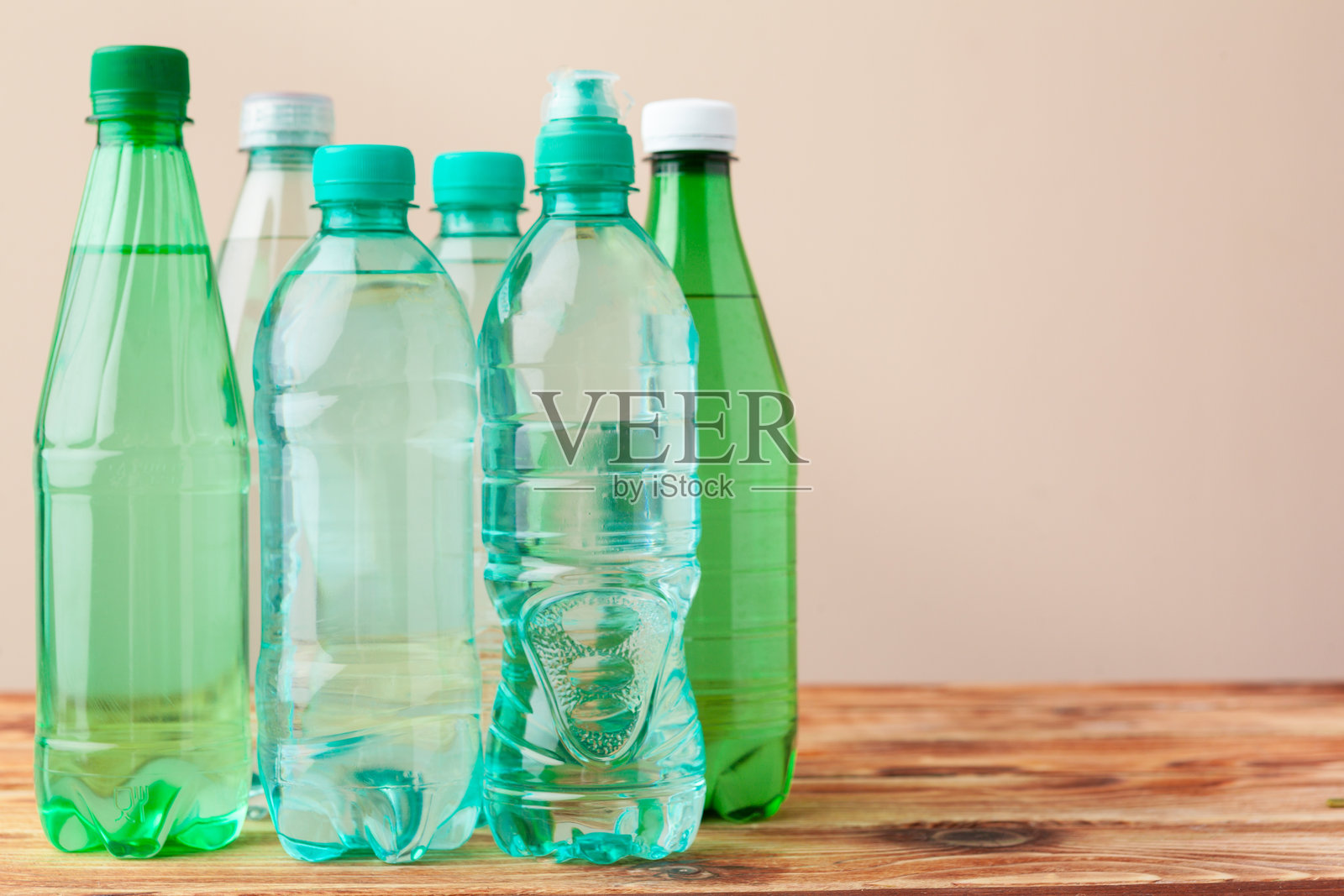 浅色背景上的塑料瓶特写照片摄影图片