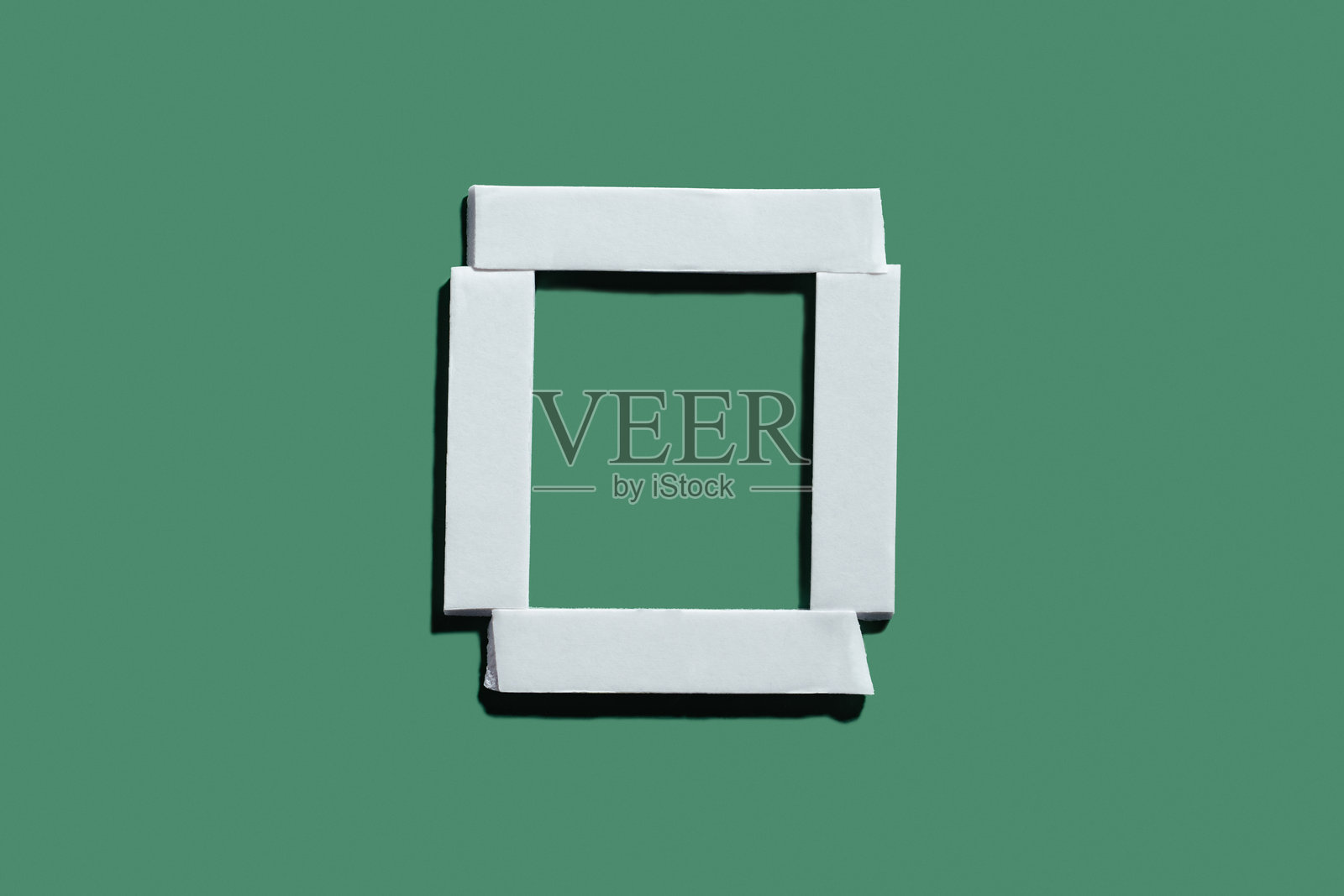 绿色背景上的双面胶带框架照片摄影图片