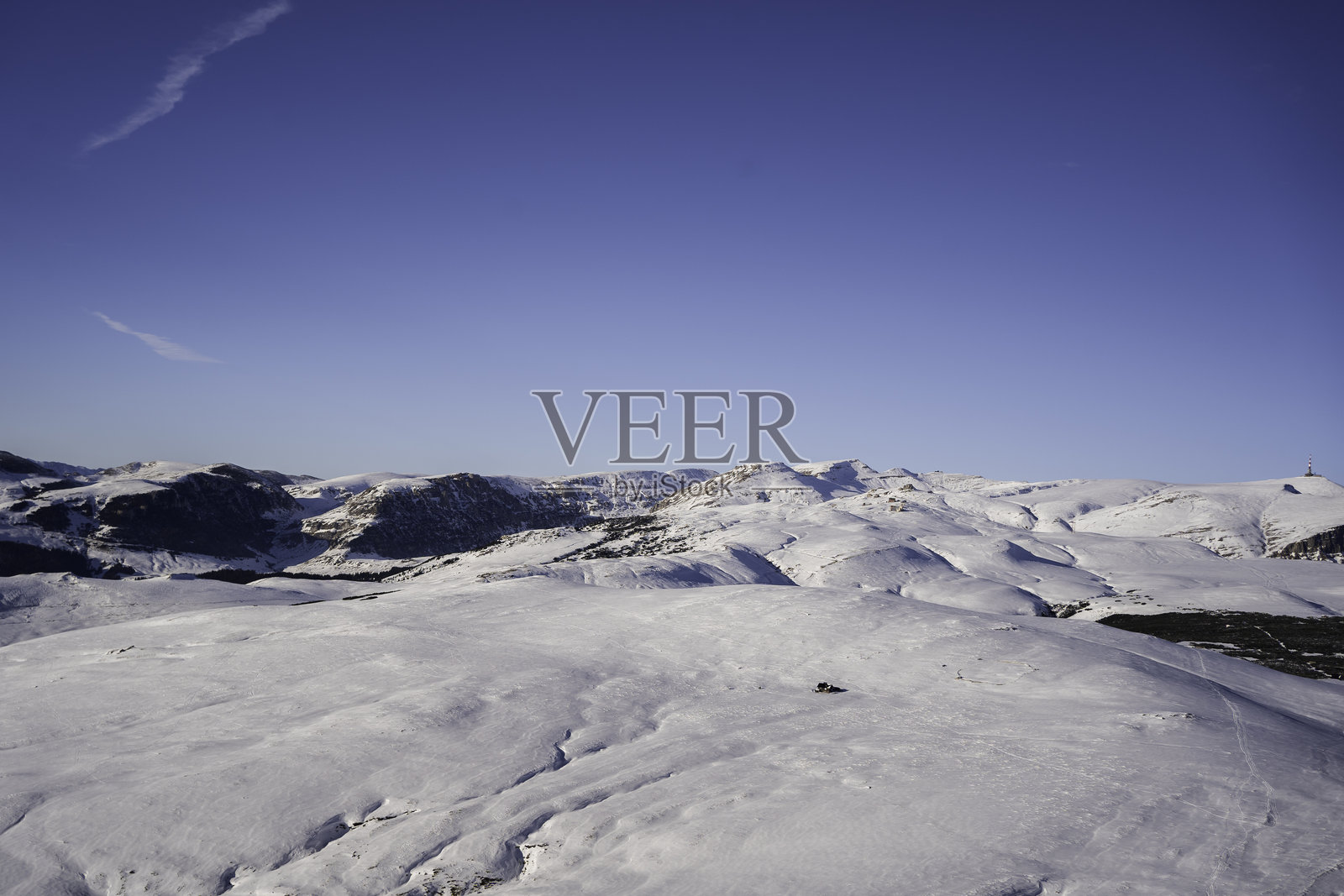 冬季布切吉山脉的美丽风景，四周被雪覆盖。照片摄影图片