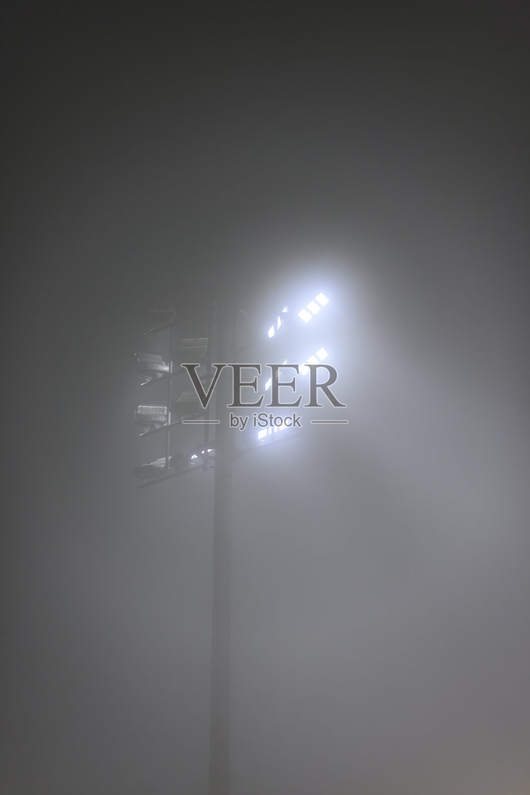 寒冷冬日雾中灯光的景象照片摄影图片