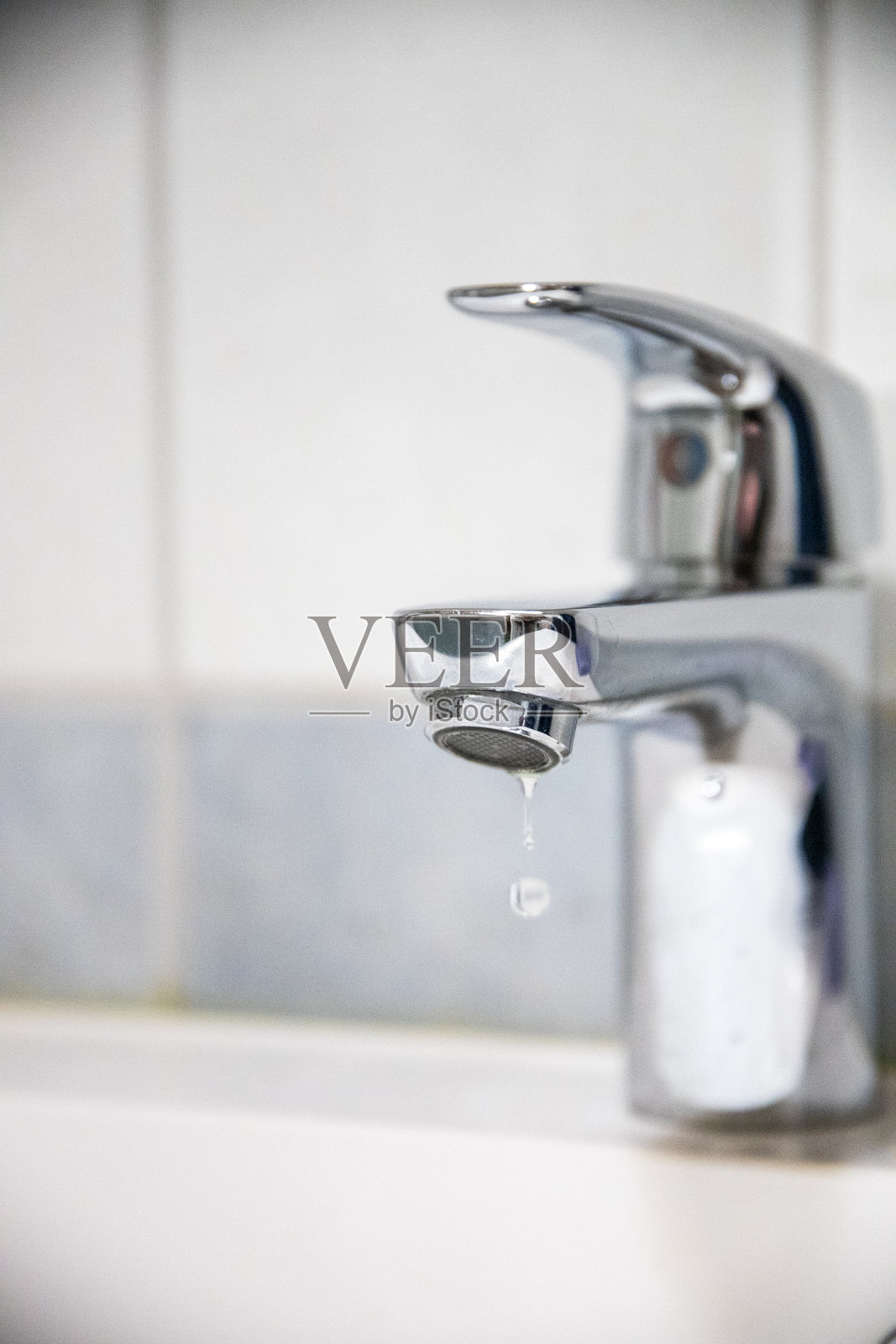 漏水的水龙头特写镜头照片摄影图片