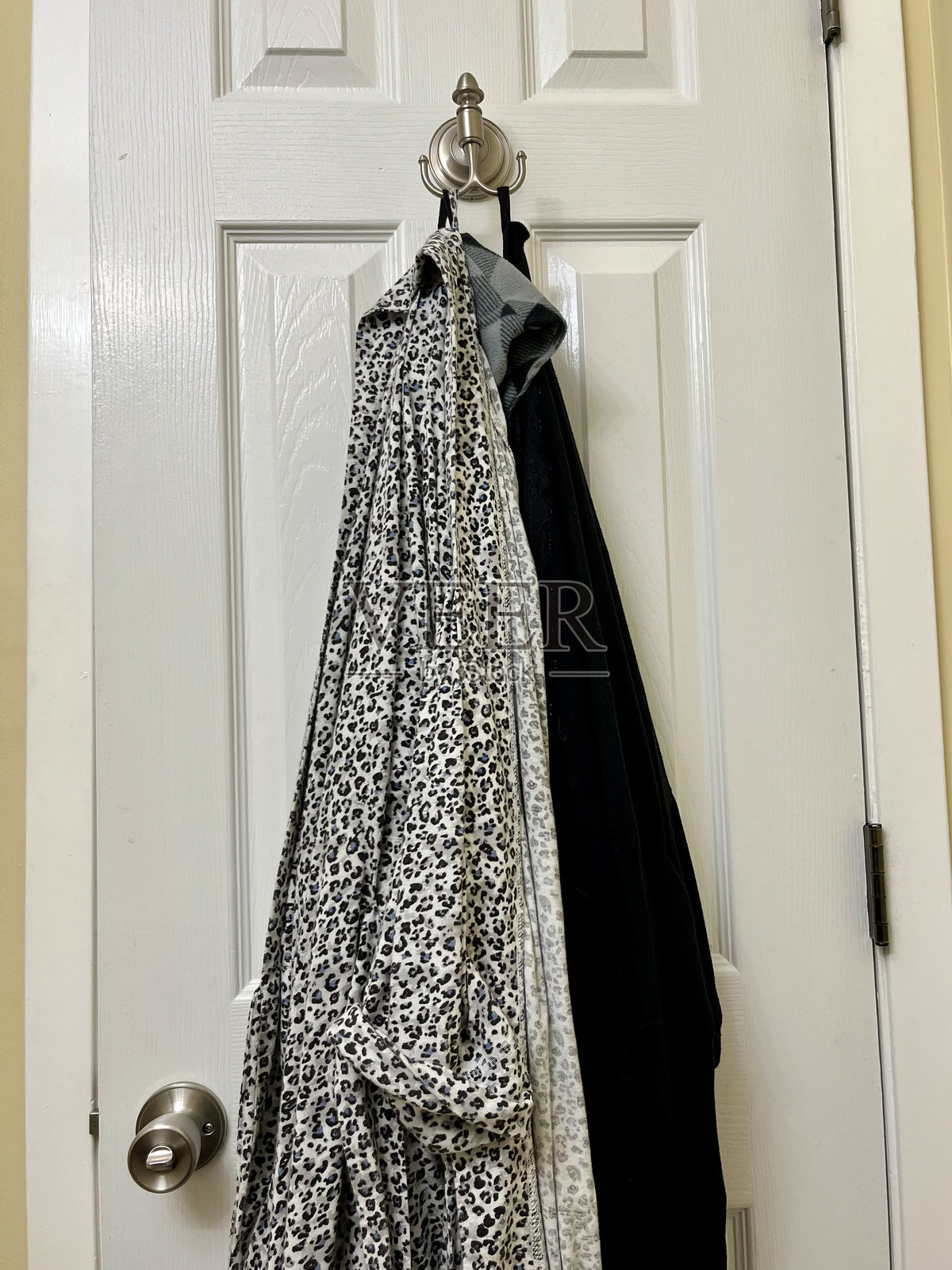 悬挂的浴袍照片摄影图片