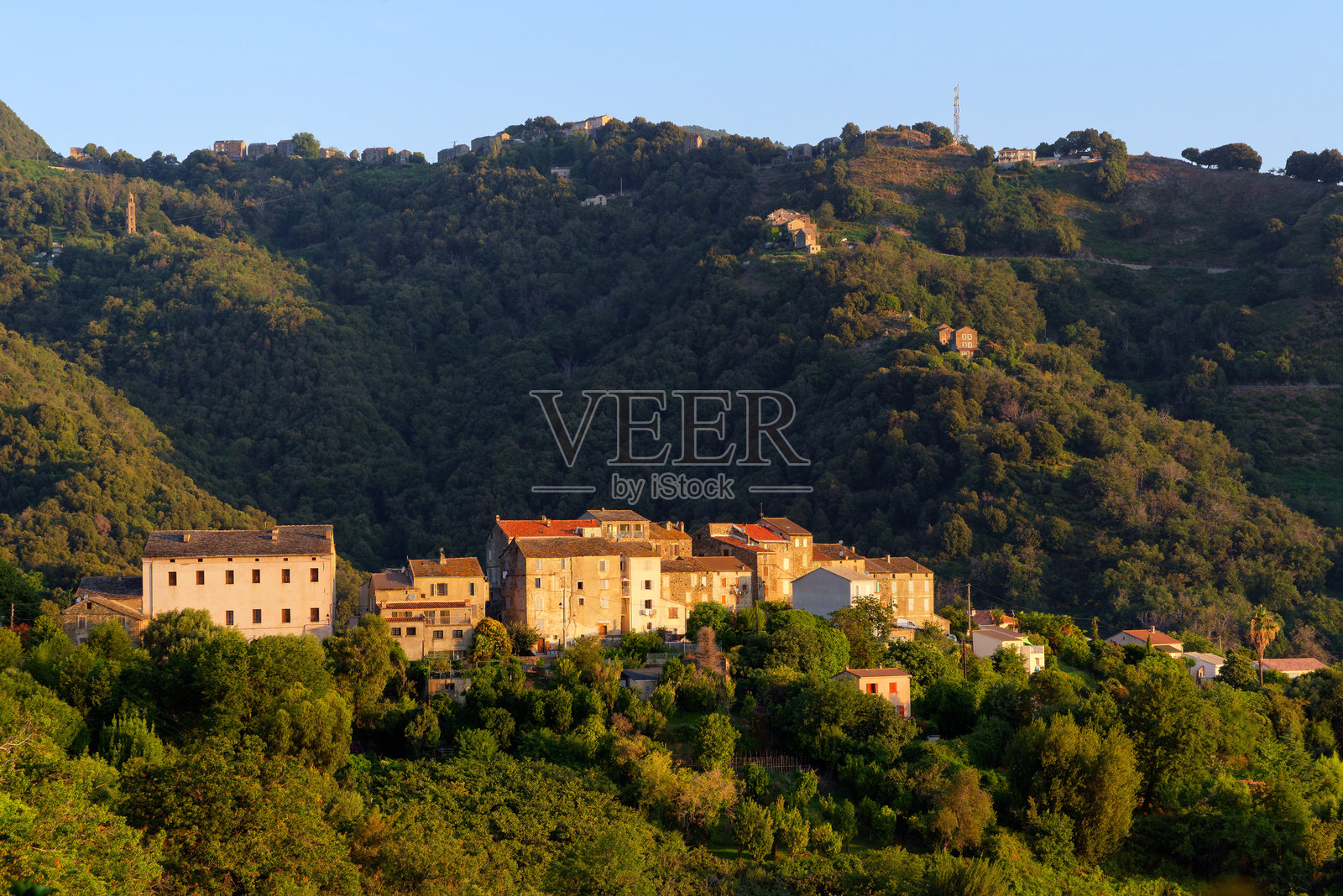 科西嘉岛上的圣尼古拉村照片摄影图片