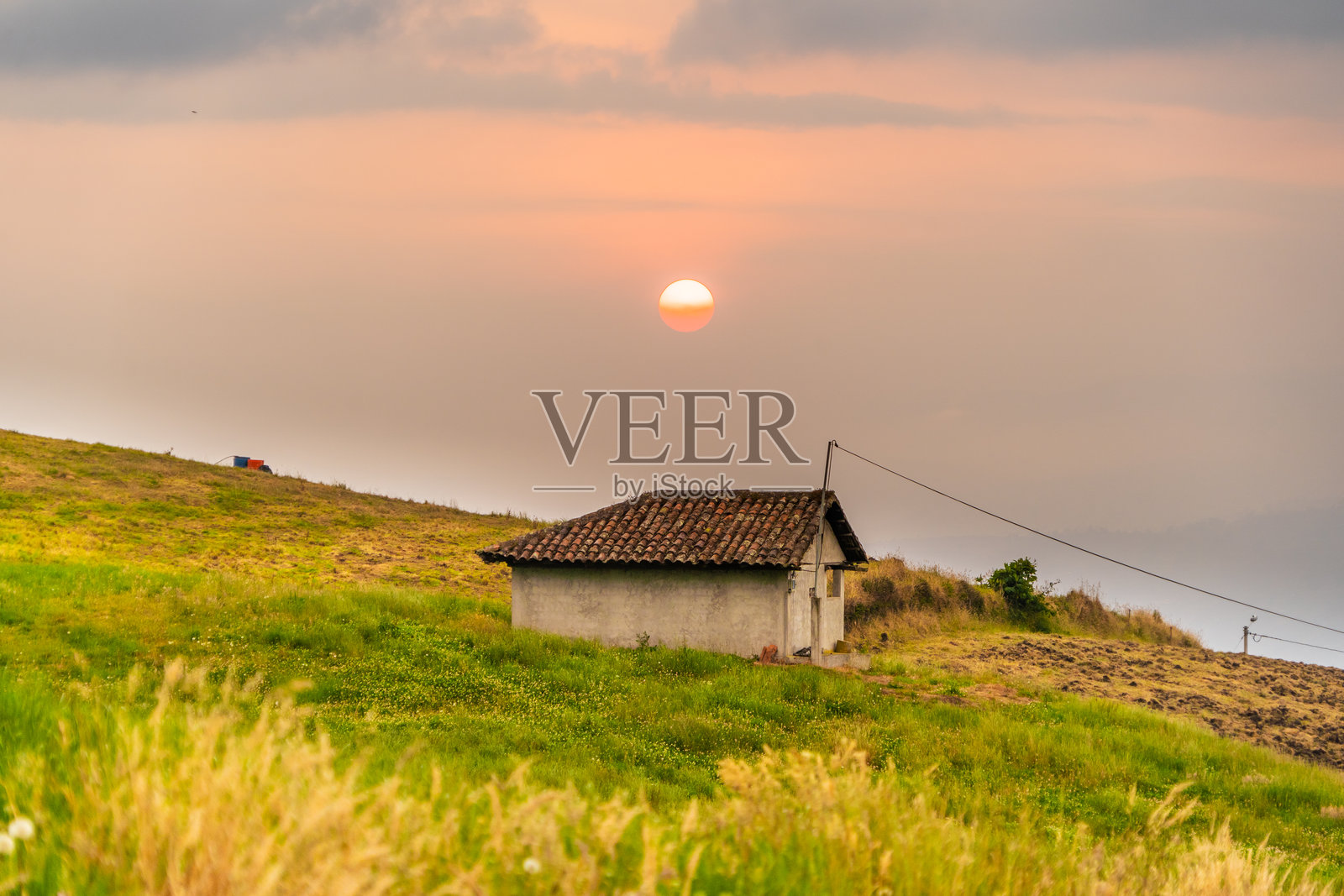 乡村的日落，红色的太阳格外耀眼照片摄影图片